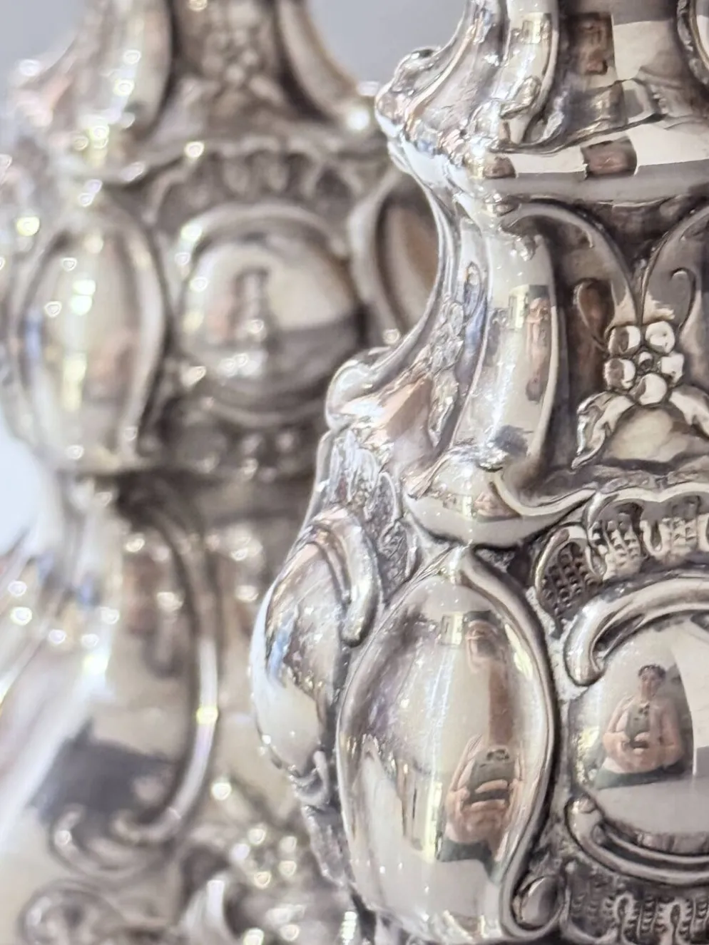 Paire antique de bougeoirs en argent style rococo, candélabres des années 1900, décoration intérieure.