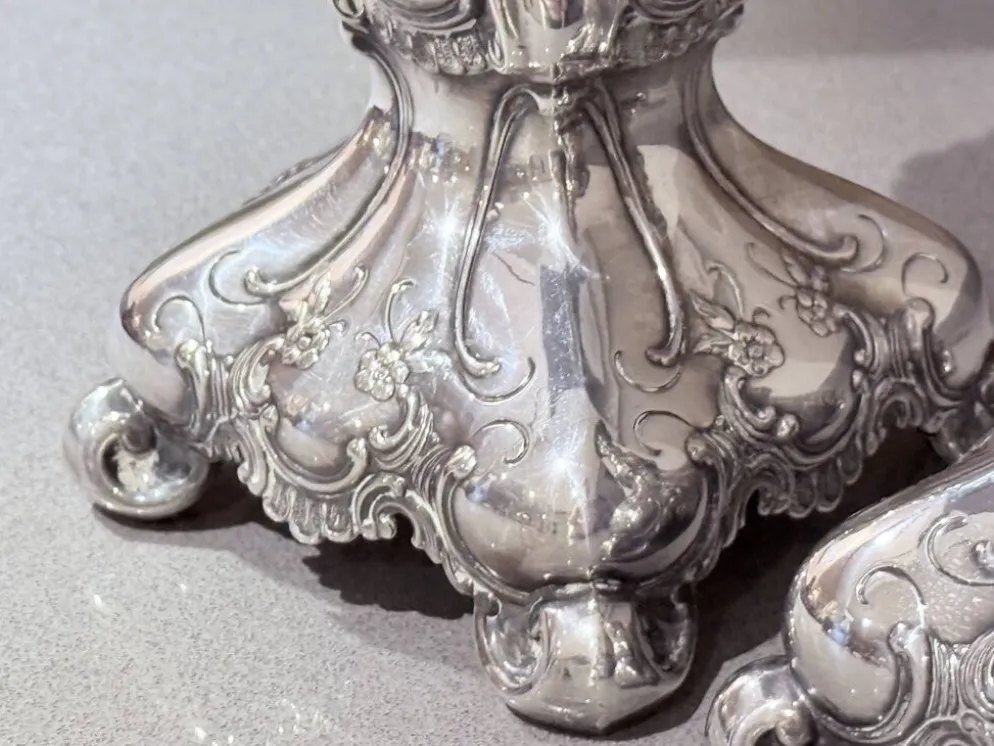 Paire antique de bougeoirs en argent style rococo, candélabres des années 1900, décoration intérieure.