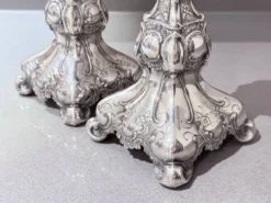 Paire antique de bougeoirs en argent style rococo, candélabres des années 1900, décoration intérieure.