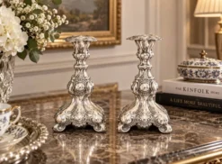 Paire antique de bougeoirs en argent style rococo, candélabres des années 1900, décoration intérieure.