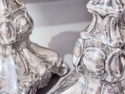 Paire antique de bougeoirs en argent style rococo, candélabres des années 1900, décoration intérieure.