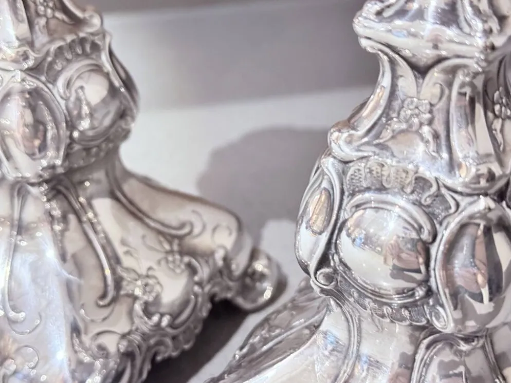 Paire antique de bougeoirs en argent style rococo, candélabres des années 1900, décoration intérieure.