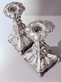 Paire antique de bougeoirs en argent style rococo, candélabres des années 1900, décoration intérieure.