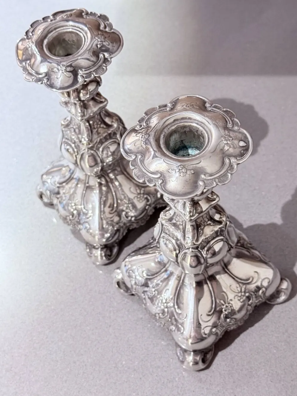 Paire antique de bougeoirs en argent style rococo, candélabres des années 1900, décoration intérieure.