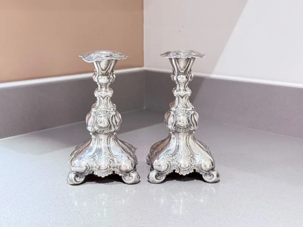 Paire antique de bougeoirs en argent style rococo, candélabres des années 1900, décoration intérieure.
