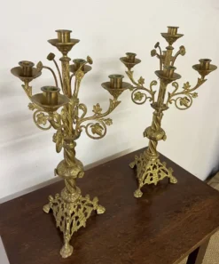 Paire d'anciens candélabres d'autel en laiton doré du XIX ème