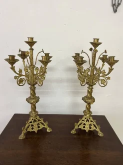 Paire d'anciens candélabres d'autel en laiton doré du XIX ème