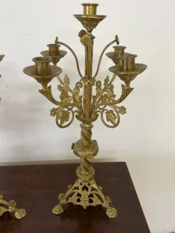 Paire d'anciens candélabres d'autel en laiton doré du XIX ème