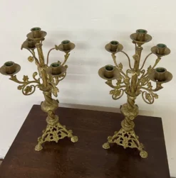 Paire d'anciens candélabres d'autel en laiton doré du XIX ème