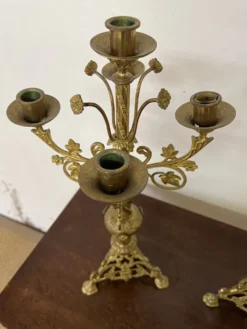 Paire d'anciens candélabres d'autel en laiton doré du XIX ème