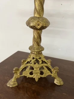 Paire d'anciens candélabres d'autel en laiton doré du XIX ème