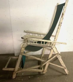 Paire d'anciens transats en bois laqué XX siècle