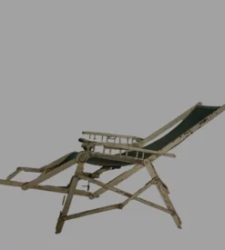 Paire d'anciens transats en bois laqué XX siècle