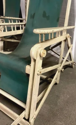Paire d'anciens transats en bois laqué XX siècle