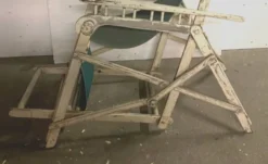 Paire d'anciens transats en bois laqué XX siècle