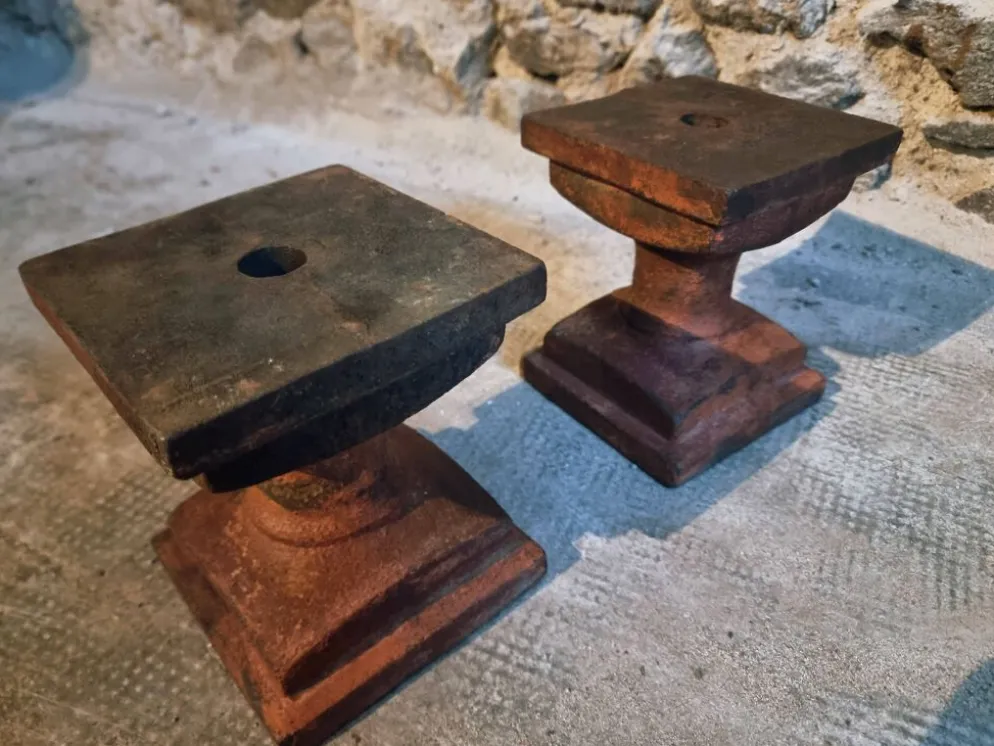 Paire de bases architecturales anciennes en fonte (fin XIXe - début XXe siècle)