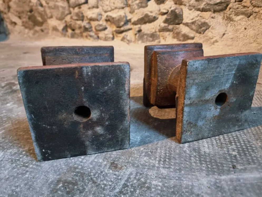 Paire de bases architecturales anciennes en fonte (fin XIXe - début XXe siècle)
