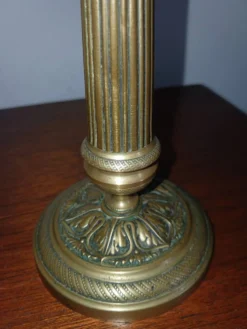Paire de bougeoirs anciens de style Louis XVI en bronze ciselé
