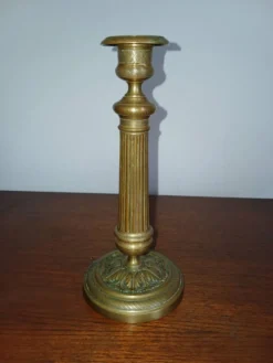Paire de bougeoirs anciens de style Louis XVI en bronze ciselé