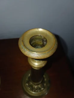 Paire de bougeoirs anciens de style Louis XVI en bronze ciselé