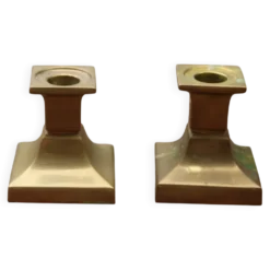 Paire de bougeoirs anciens en laiton – style Art déco à base carrée