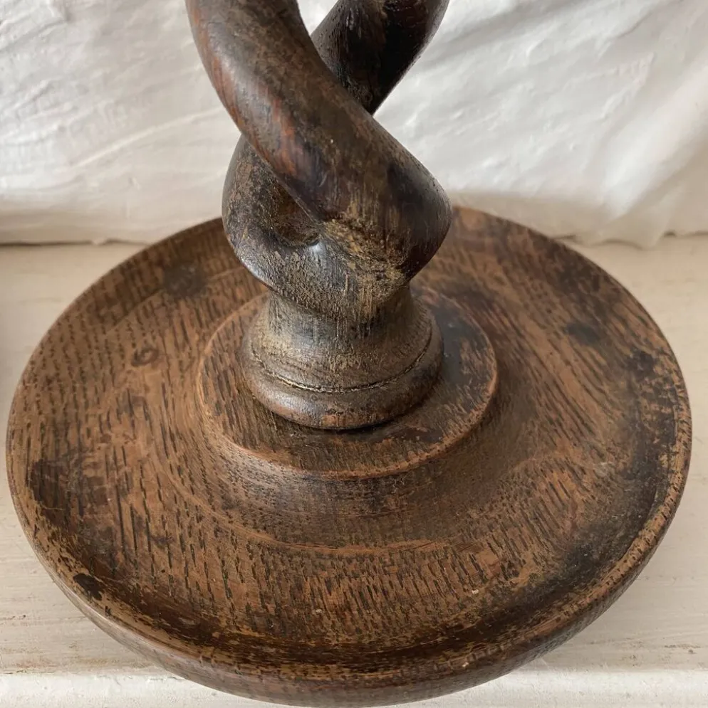 Paire de bougeoirs anciens en bois tourné torsadé 31 cm