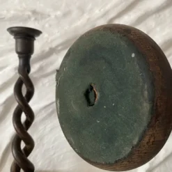 Paire de bougeoirs anciens en bois tourné torsadé 31 cm