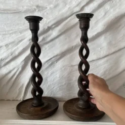 Paire de bougeoirs anciens en bois tourné torsadé 31 cm