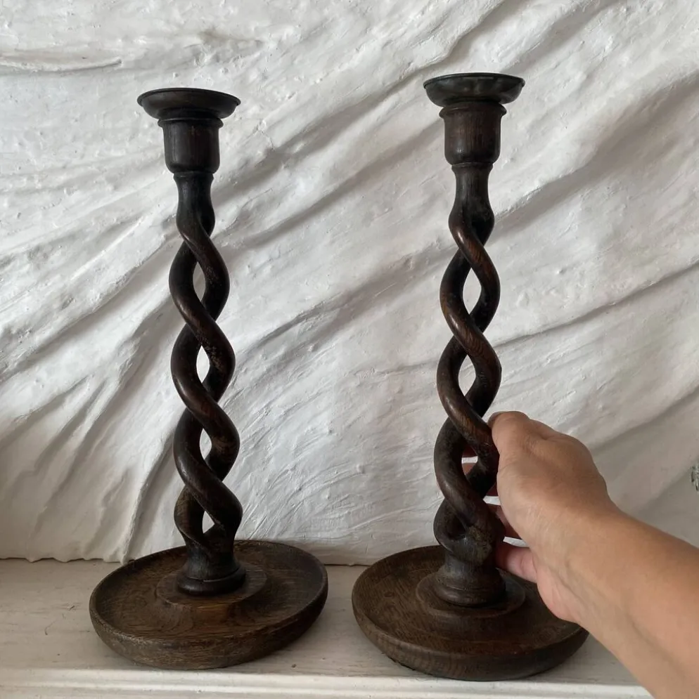 Paire de bougeoirs anciens en bois tourné torsadé 31 cm