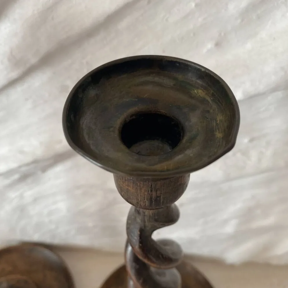 Paire de bougeoirs anciens en bois tourné torsadé 31 cm