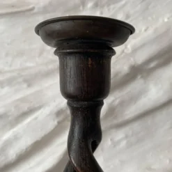 Paire de bougeoirs anciens en bois tourné torsadé 31 cm