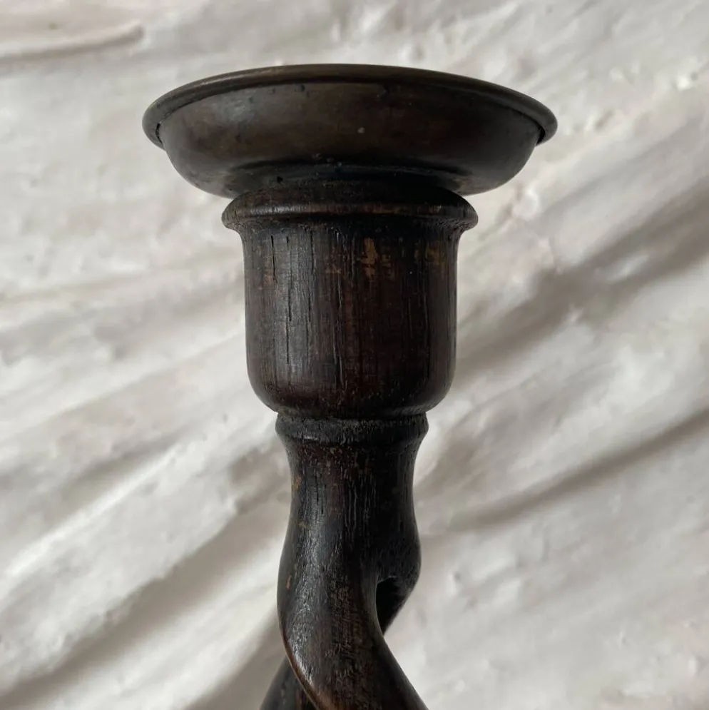 Paire de bougeoirs anciens en bois tourné torsadé 31 cm