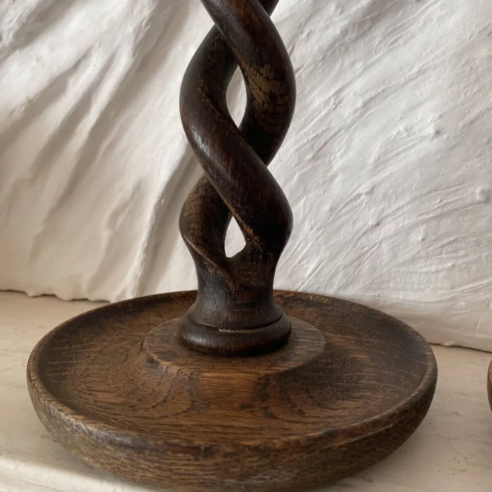 Paire de bougeoirs anciens en bois tourné torsadé 31 cm