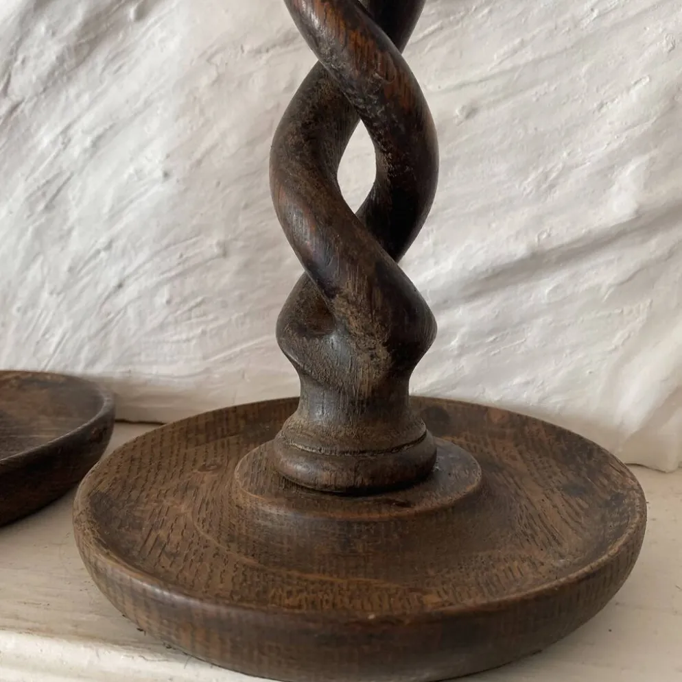 Paire de bougeoirs anciens en bois tourné torsadé 31 cm