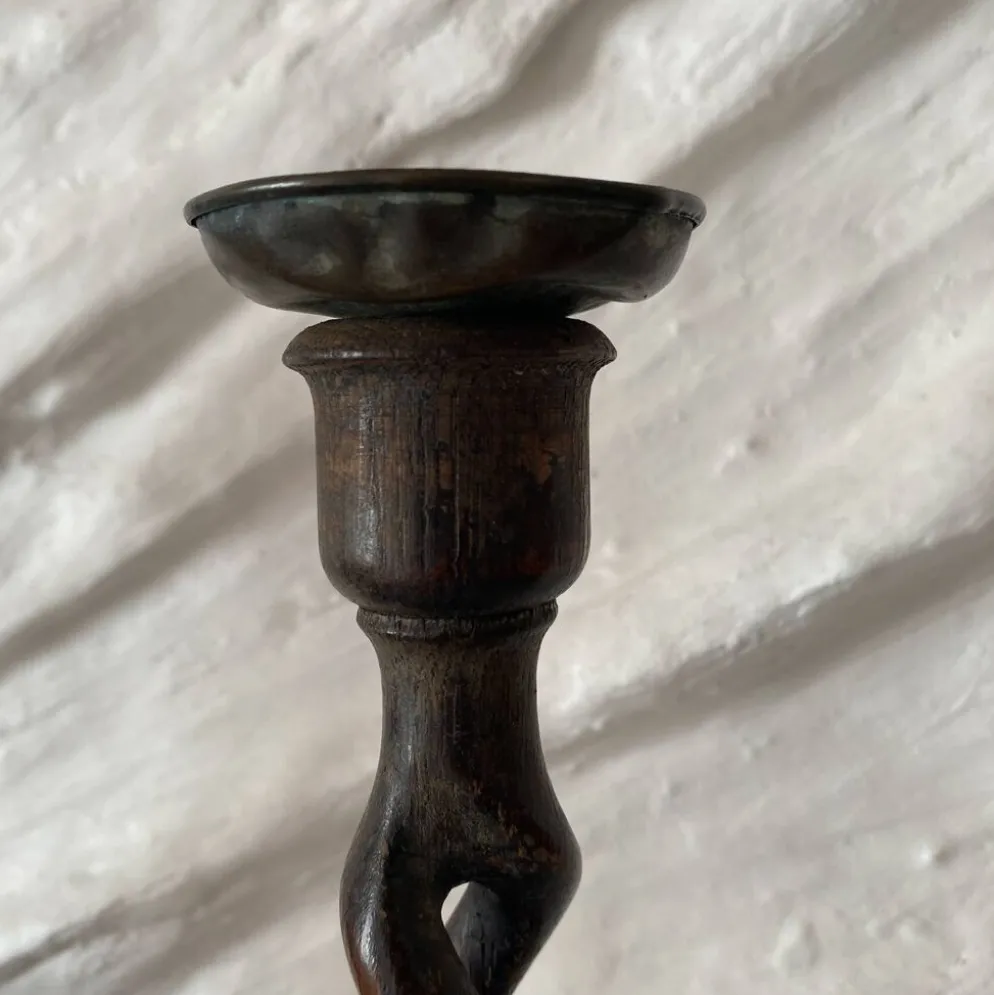 Paire de bougeoirs anciens en bois tourné torsadé 31 cm