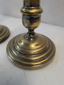 Paire de bougeoirs anciens en laiton