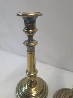 Paire de bougeoirs anciens en laiton