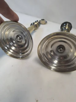 Paire de bougeoirs anciens en laiton