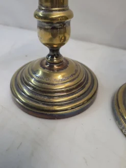 Paire de bougeoirs anciens en laiton