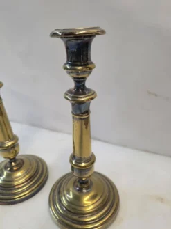 Paire de bougeoirs anciens en laiton