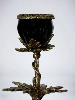 Paire de bougeoirs aux perroquets en porcelaine craquelée bleu ciel et bronze doré, de style néoclassique inspiré du style Louis XVI