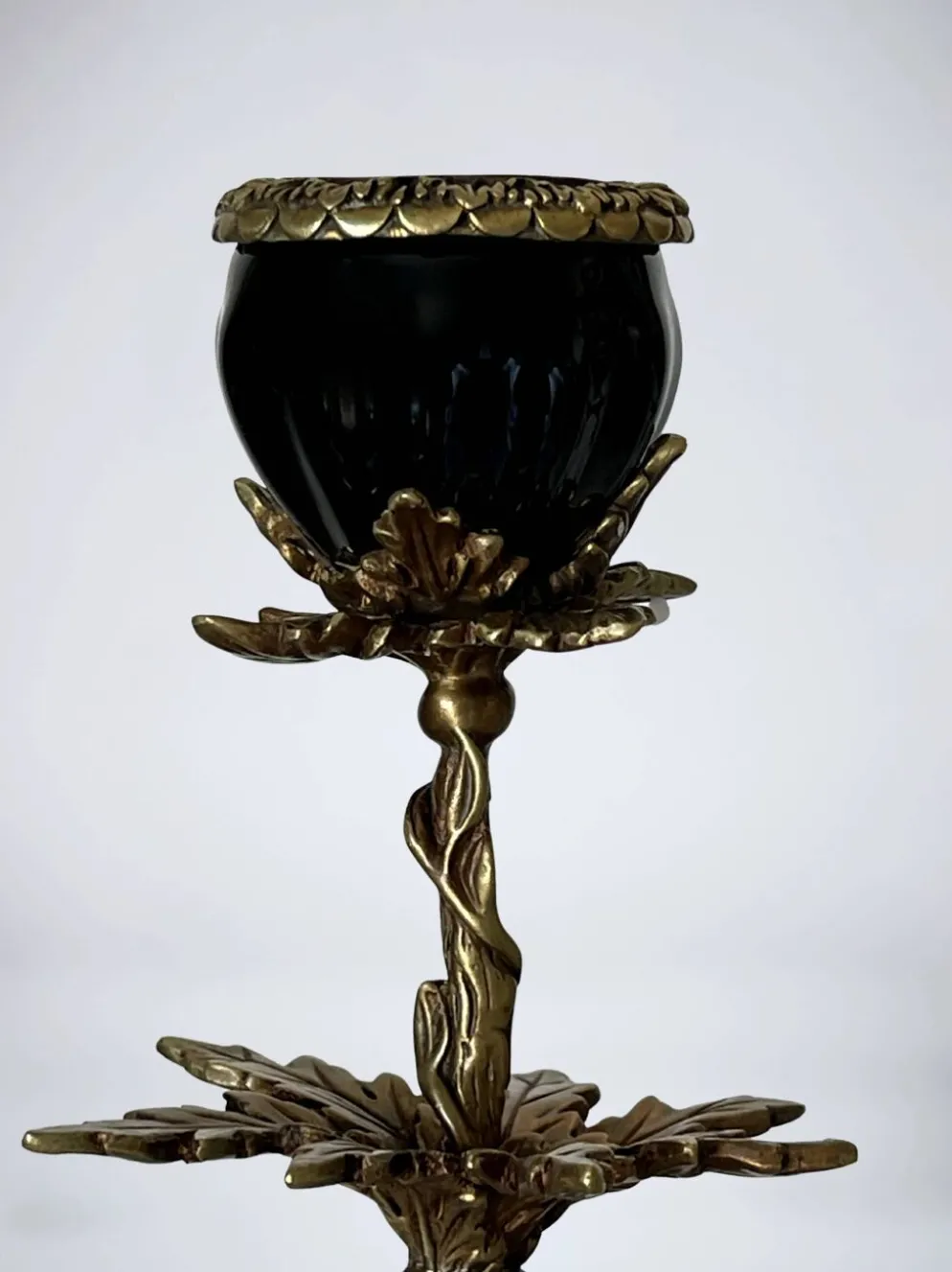 Paire de bougeoirs aux perroquets en porcelaine craquelée bleu ciel et bronze doré, de style néoclassique inspiré du style Louis XVI