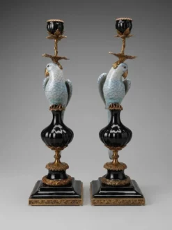 Paire de bougeoirs aux perroquets en porcelaine craquelée bleu ciel et bronze doré, de style néoclassique inspiré du style Louis XVI