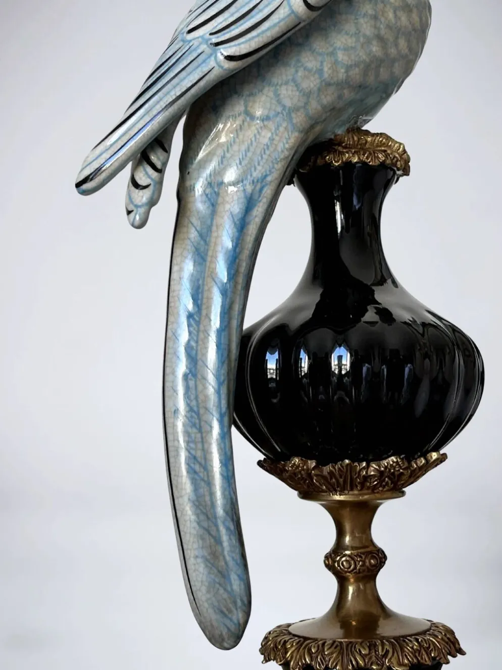Paire de bougeoirs aux perroquets en porcelaine craquelée bleu ciel et bronze doré, de style néoclassique inspiré du style Louis XVI