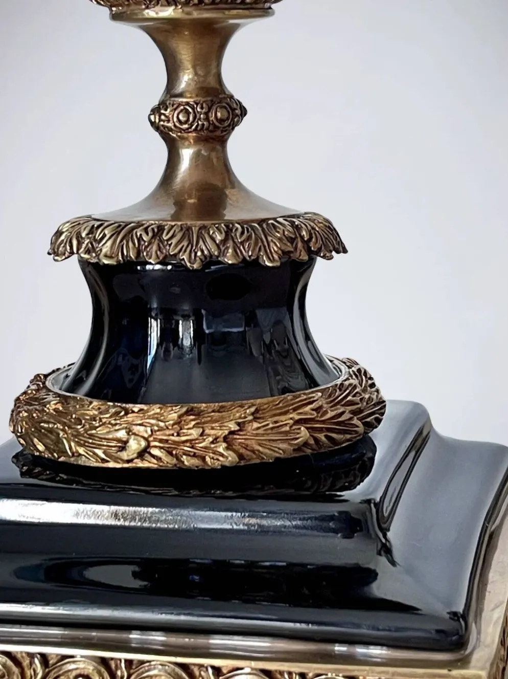 Paire de bougeoirs aux perroquets en porcelaine craquelée bleu ciel et bronze doré, de style néoclassique inspiré du style Louis XVI