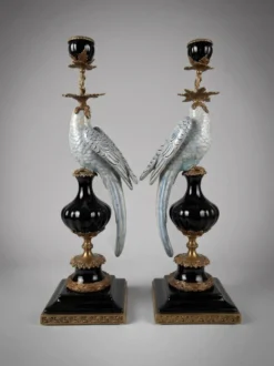 Paire de bougeoirs aux perroquets en porcelaine craquelée bleu ciel et bronze doré, de style néoclassique inspiré du style Louis XVI