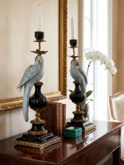 Paire de bougeoirs aux perroquets en porcelaine craquelée bleu ciel et bronze doré, de style néoclassique inspiré du style Louis XVI