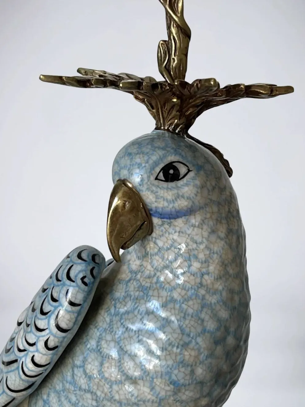 Paire de bougeoirs aux perroquets en porcelaine craquelée bleu ciel et bronze doré, de style néoclassique inspiré du style Louis XVI