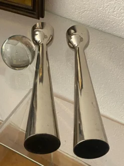 Paire de bougeoirs en aluminium poli