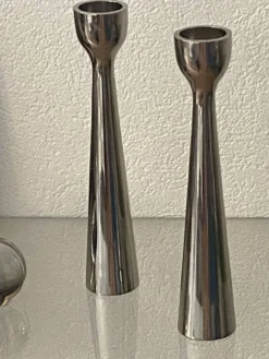 Paire de bougeoirs en aluminium poli
